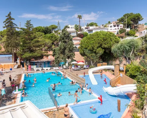 Übersicht Schwimmbad auf dem Roan Campingplatz Cala Canyelles.