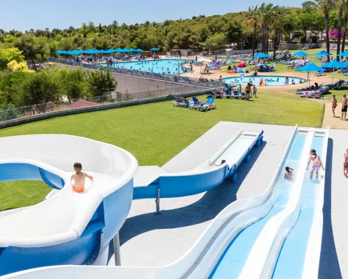 Wasserrutschen auf dem Campingplatz Vilanova Park in Roan.