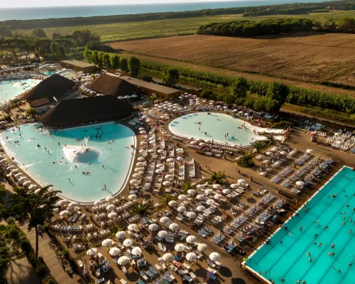 Überblick über den Poolkomplex auf dem Roan Camping hu Park Albatros village.
