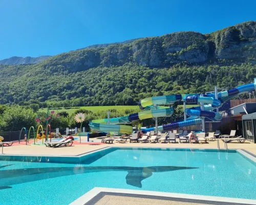 Schwimmbad mit Rutschen auf dem Campingplatz Roan L'Ideal.