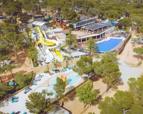 Überblick über die Schwimmbäder und die grüne Umgebung des Campingplatzes Roan Internacional de Calonge.