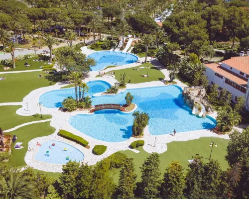 Übersicht Schwimmbad und Planschbecken auf dem Roan Campingplatz Playa Montroig.