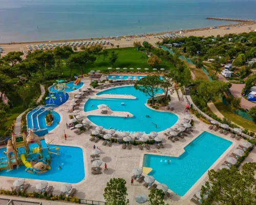 Luftaufnahme Wasserpark kombiniert mit dem Strand auf dem Campingplatz Roan Mediterraneo.