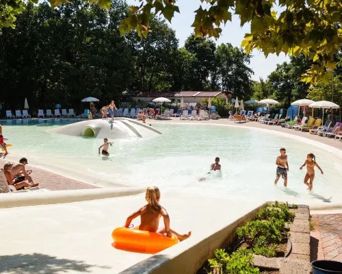 Schwimmbad auf dem Campingplatz Roan hu I Pini Dorf.