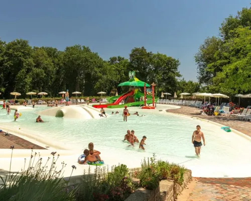 Der Wasserpark auf dem Campingplatz Roan hu I Pini Dorf.