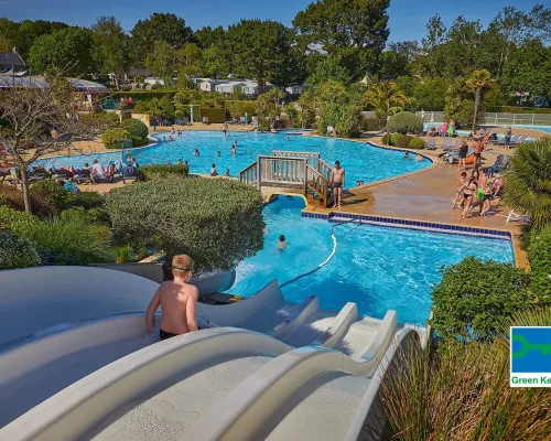 Wasserrutschen und Schwimmbad auf dem Campingplatz Roan Grande Métairie.