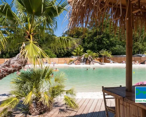 Stimmungsbild des Lagunenpools auf dem Roan Camping La Clairière.