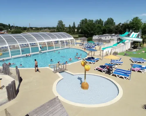 Übersicht Schwimmbad mit Planschbecken auf dem Campingplatz Roan Le Domaine de Beaulieu.