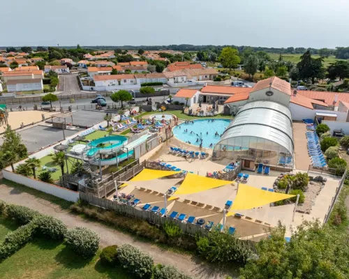 Übersicht Schwimmbad mit Planschbecken auf dem Campingplatz Roan Le Domaine de Beaulieu.