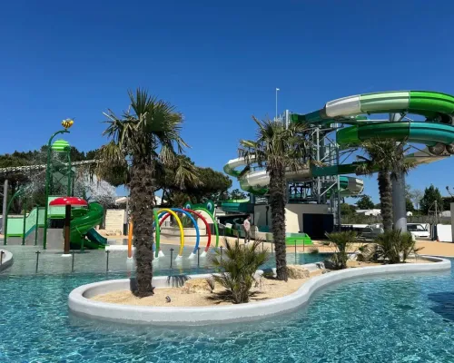 Erneuertes Schwimmbad mit kühlen Rutschen und Wasserspielplatz auf dem Campingplatz Le Domaine du Clarys.