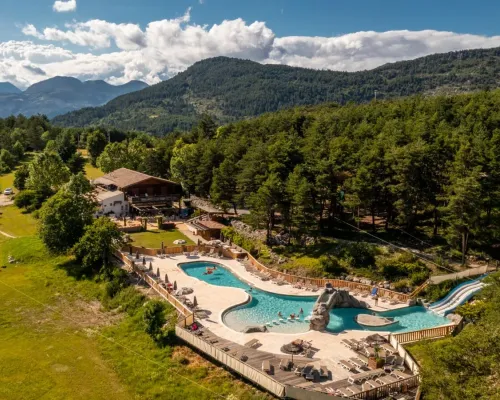 Blick von oben auf das Schwimmbad des Campingplatzes Roan Les Collines de Castellane.