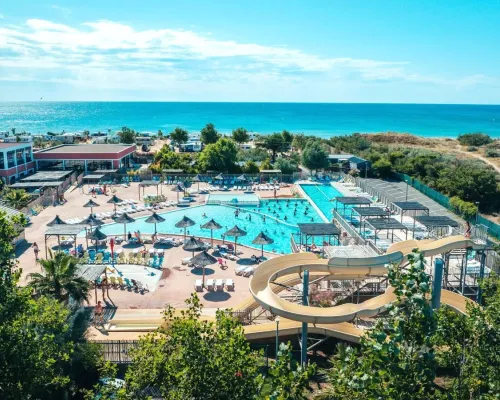 Übersicht über die Poolanlage des Campingplatzes Roan Les Méditerranées Beach Garden.