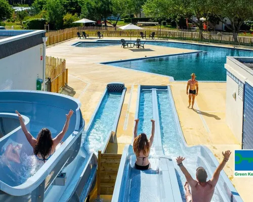 Menschen auf der Wasserrutsche des Campingplatzes Les Chardons Bleus de la Turballe in Roan.