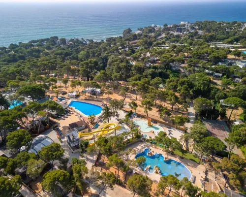 Überblick über die Schwimmbäder und die grüne Umgebung des Campingplatzes Roan Internacional de Calonge.