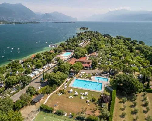 Übersicht über das Schwimmbad auf dem Campingplatz Roan La Rocca Manerba.
