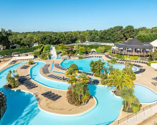 Das schöne Schwimmbad des Campingplatzes La Grande Métairie in Roan.