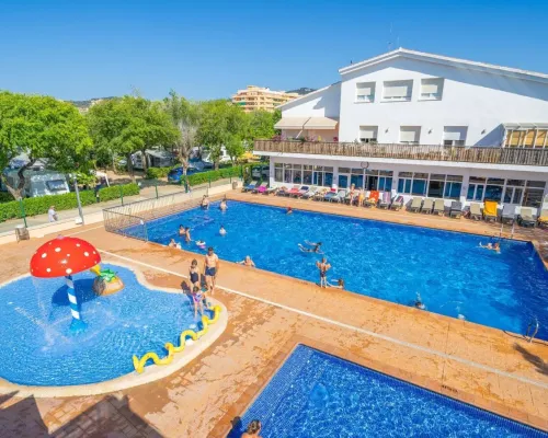Übersicht über das Schwimmbad auf dem Roan Campingplatz Caballo de Mar.