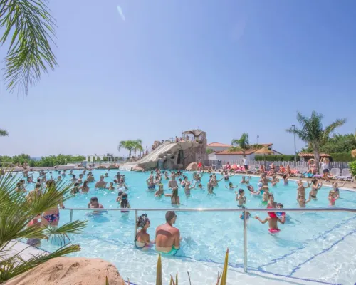 Übersicht über das Schwimmbad auf dem Roan Campingplatz Alannia Els Prats.