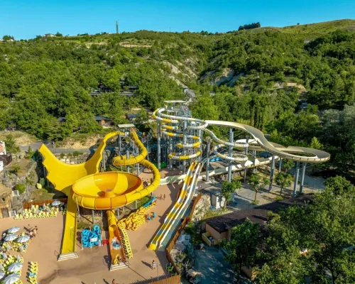 Die spektakulären Rutschen auf dem Campingplatz Roan Le Pommier.