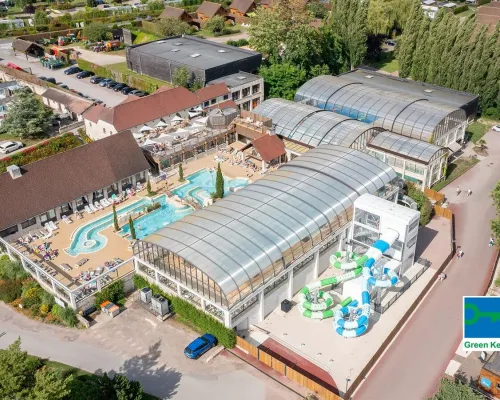 Übersicht über das Hallen- und Freibad des Campingplatzes La Croix du Vieux Pont in Roan.