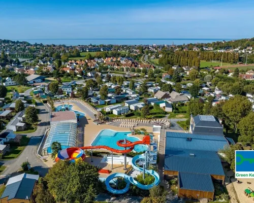 Schwimmbadkomplex auf dem Campingplatz Roan La Vallée.