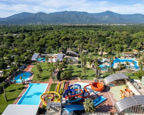 Luftaufnahme des Wasserparks auf dem Campingplatz „La Sirène“ in Roan.