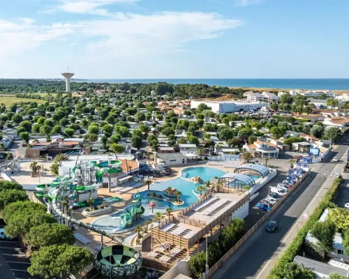 Das Schwimmbad mit tollen Rutschen und einem Wasserspielplatz auf dem Campingplatz „Le Domaine du Clarys“.