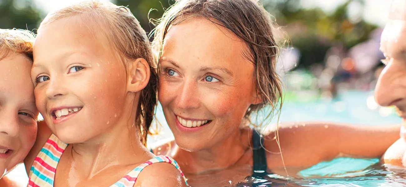 Eine Familie genießt den Pool auf einem Roan-Campingplatz.