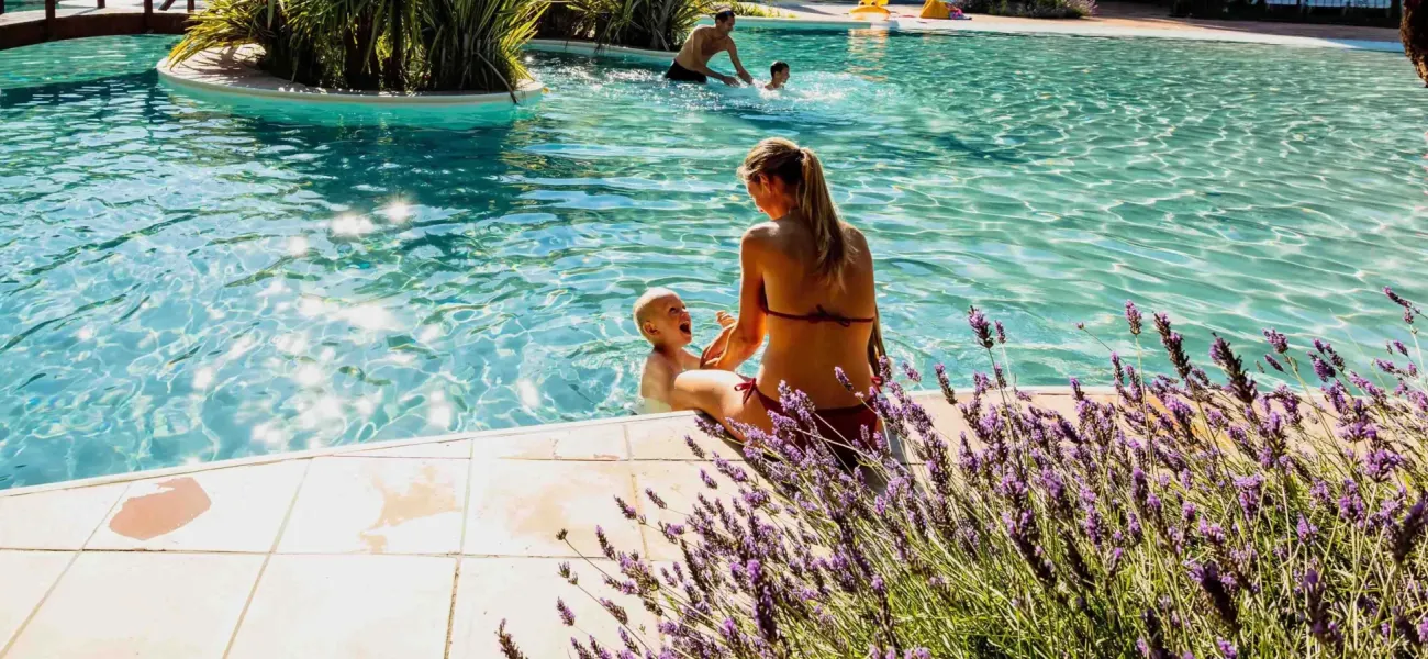 Mutter und Sohn im Pool auf dem Campingplatz Roan Le Sérignan Plage.