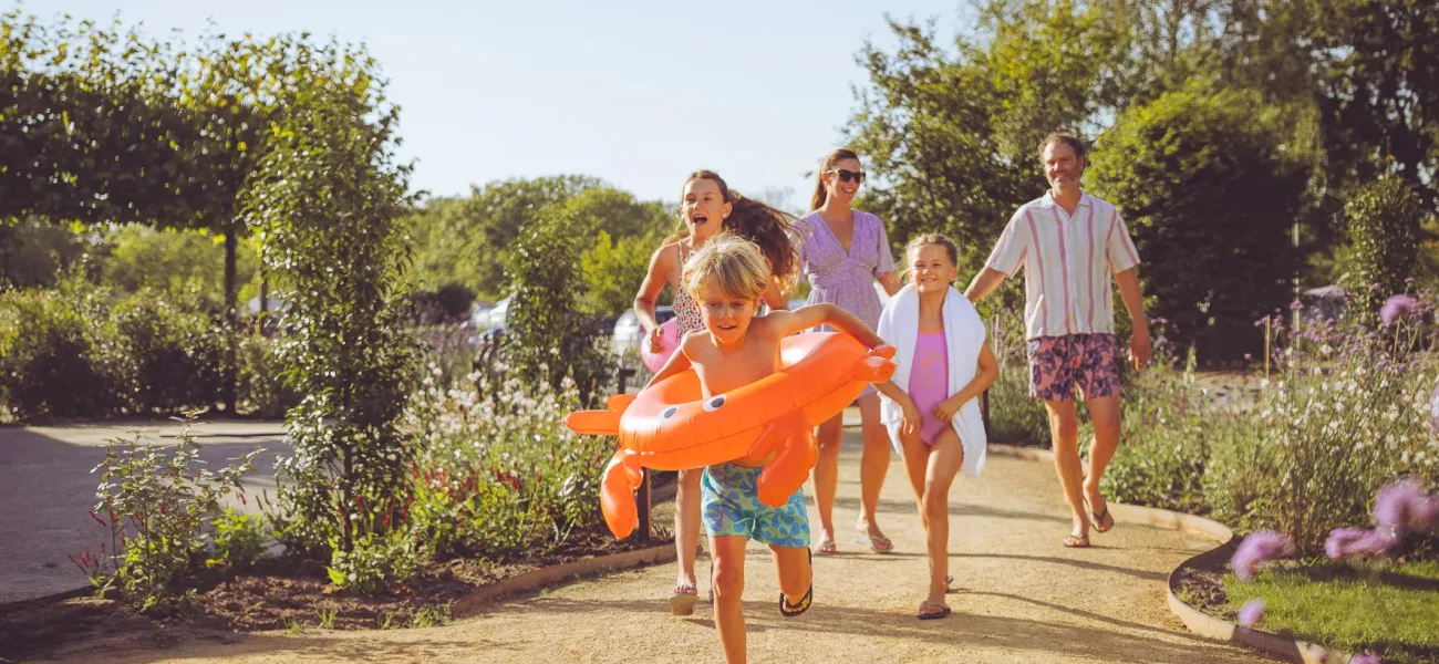 Glückliche Familie auf dem Campingplatz.