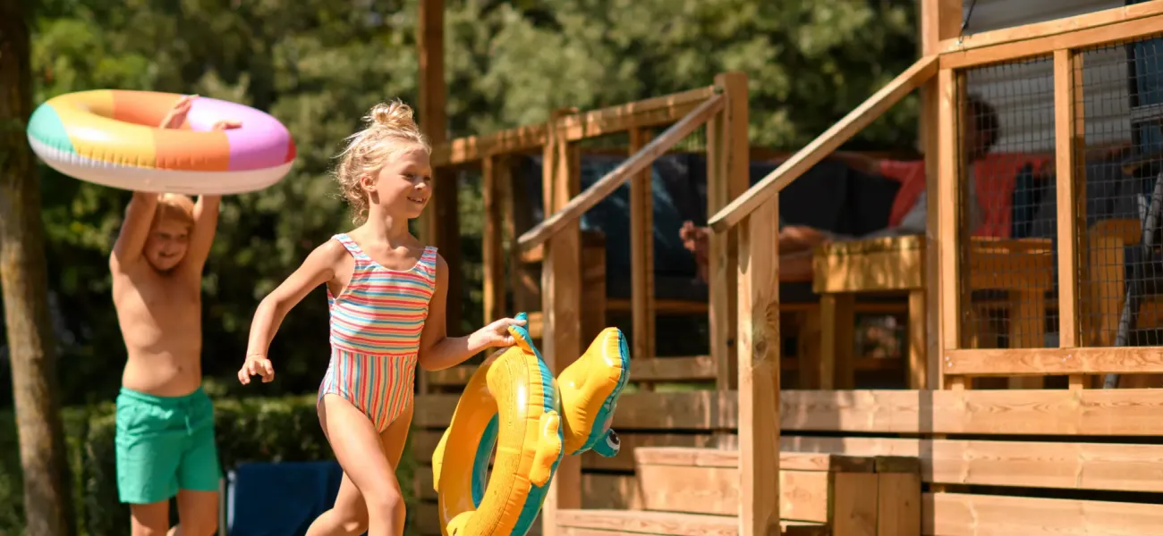 Trinkzeit auf dem Roan-Lounge-Sofa.