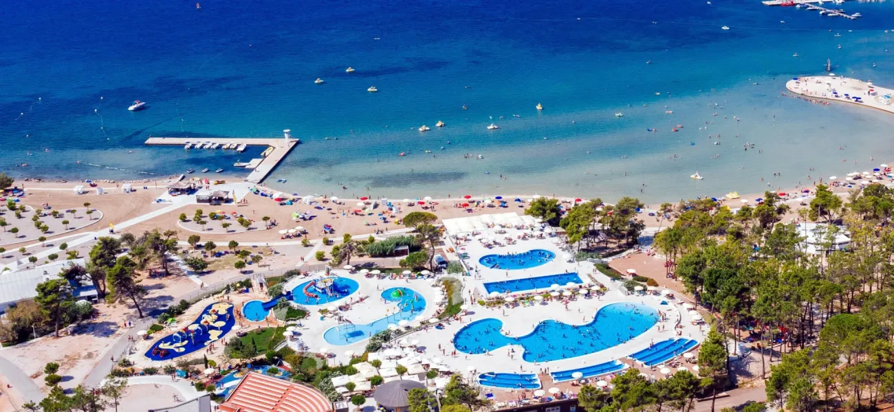 Blick auf den Pool des Campingplatzes Zaton Holiday Resort.