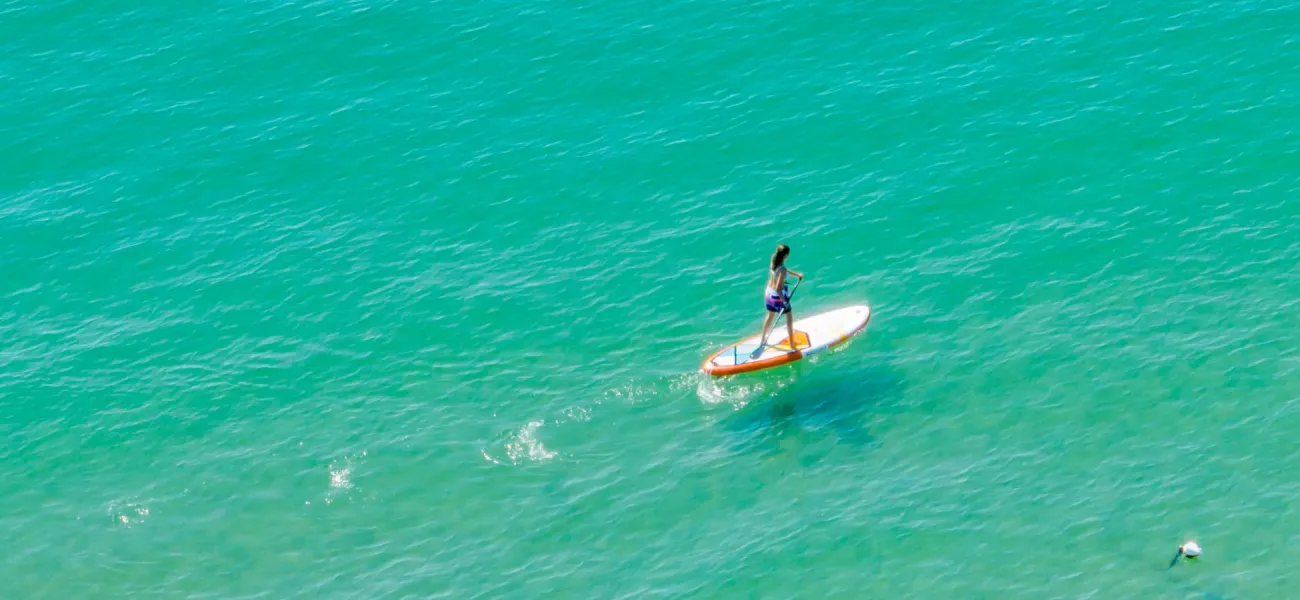 Stand-up-Paddling auf dem Meer bei einem Roan-Campingplatz nahe Lido di Jesolo.