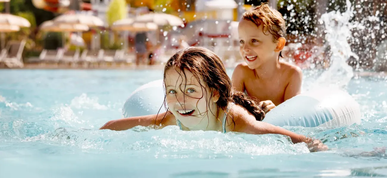 Kinder vergnügen sich im Pool des Campingplatzes Roan.