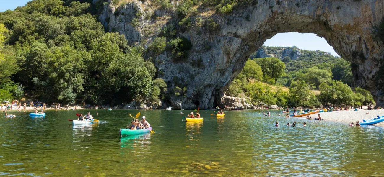 Die von der Natur geformte Brücke Pont-d'Arc in der Nähe des Campingplatzes Roan in der Ardèche.