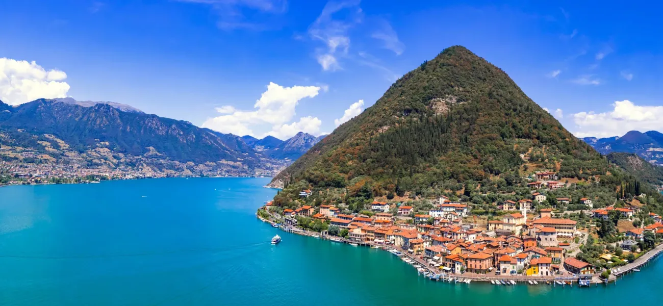 Blick auf den Iseo-See, an dem sich der Campingplatz Roan Sassabanek befindet.